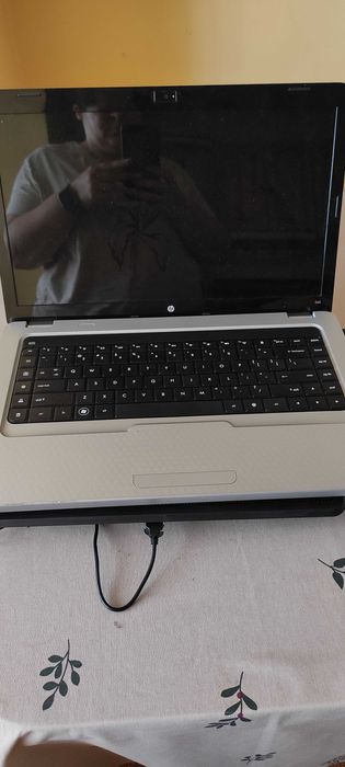 Лаптоп HP с подложка за охлаждане и мишка