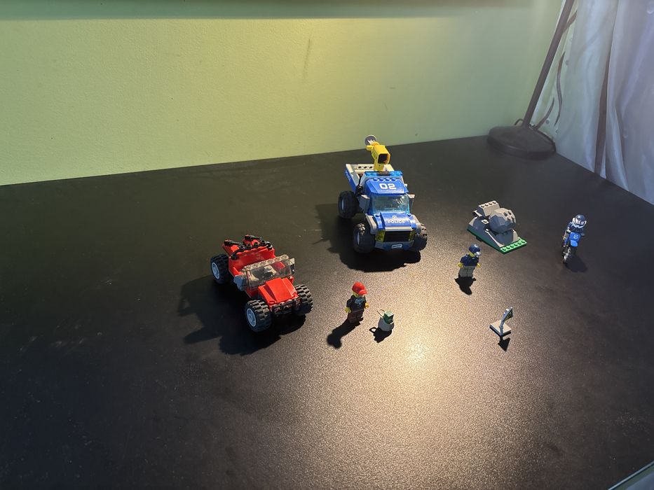 LEGO City 60172- Urmarire pe drumul accidentat, cu minigigurine si instructiuni