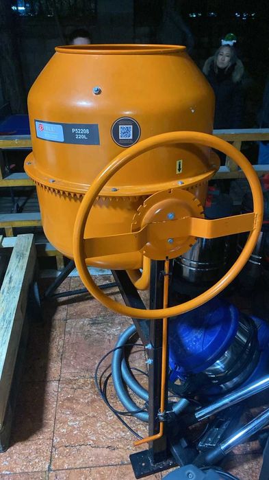 Бетономешалка 220л