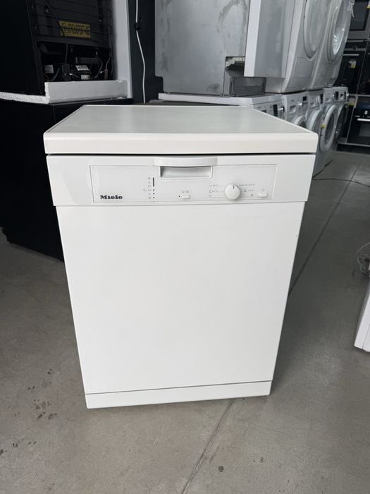 Свободно стояща съдомиялна MIELE 60/см с три кошници.