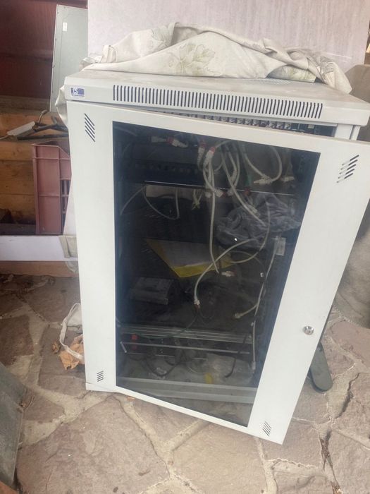 Комуникационен шкаф, оборудван