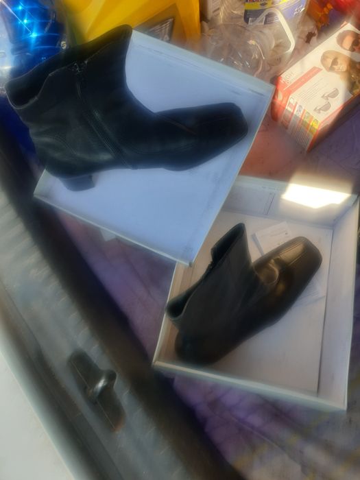 Ghete de damă negre din piele fină  aproape noi
