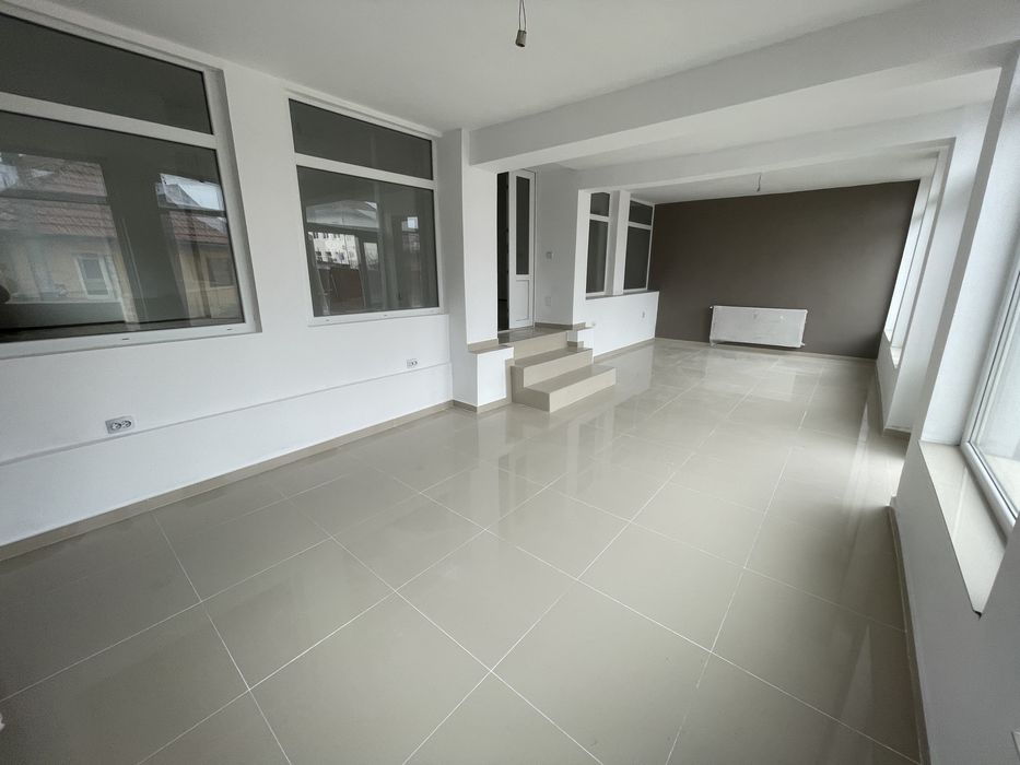 Apartamente cu spatiu comercial