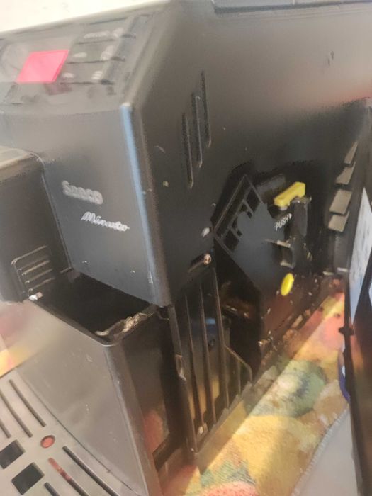 Продавам кафе машина saeco minuto. Работи с кафе на зърна и мляно