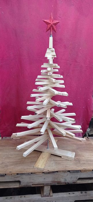 Ръчно изработени дървени елхички