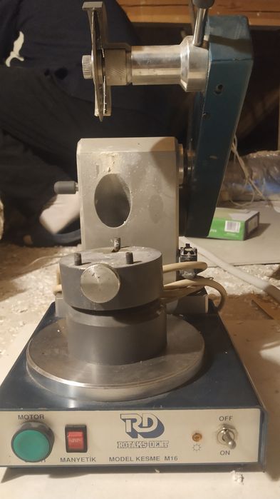 Зъботехнически апарат за рязане, сепариране гипсови пънчета и модели.