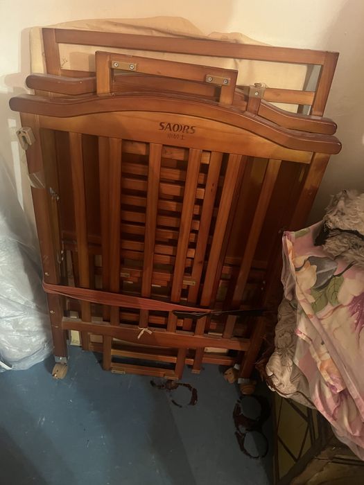 детская кроватка.