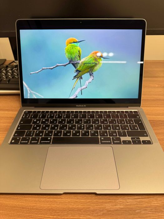 MacBook Air M1 8/256, в идеальном состоянии.