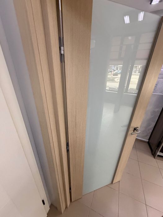 Безфалцова врата Евростил капучино със закалено стъкло