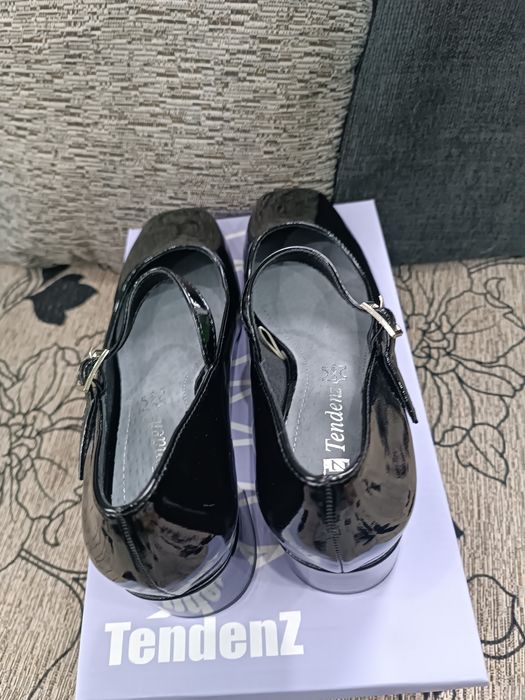 Нови елегантни дамски обувки