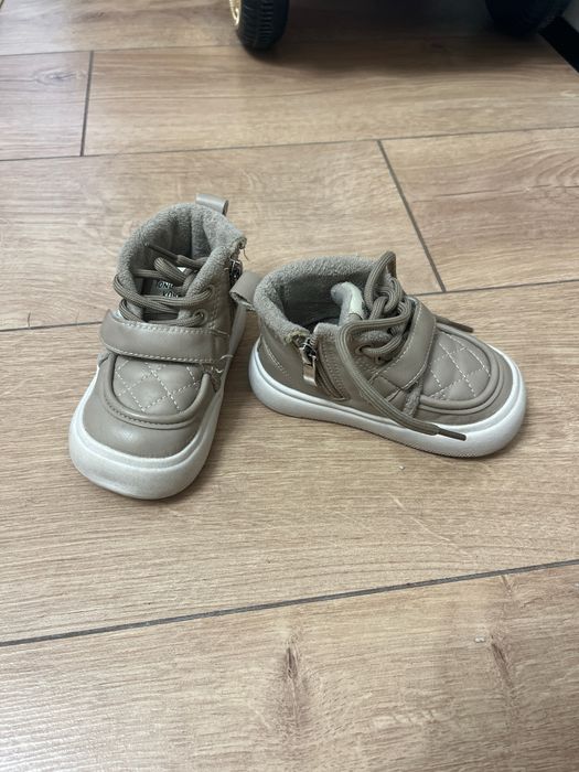 Продам детскую обувь