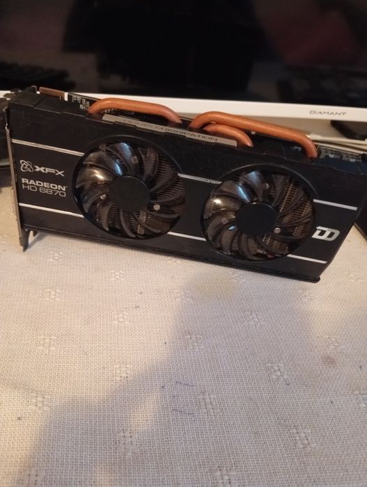 Se vinde placa video FXF RADEON HD 6870