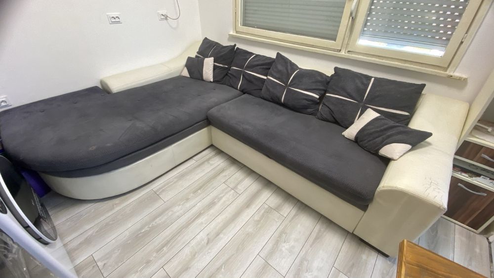 Ъглов диван.