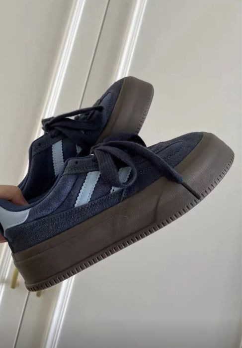 Продам женские кроссовки