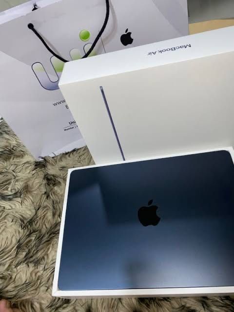 Macbook air 13”, M2 - fullbox, cu factura si garantie - baterie 100%