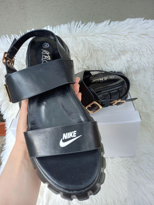 Sandale  dama
Mărimi 38,39,39 ,40

80 lei