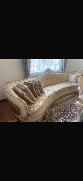 Диван стол и стулья