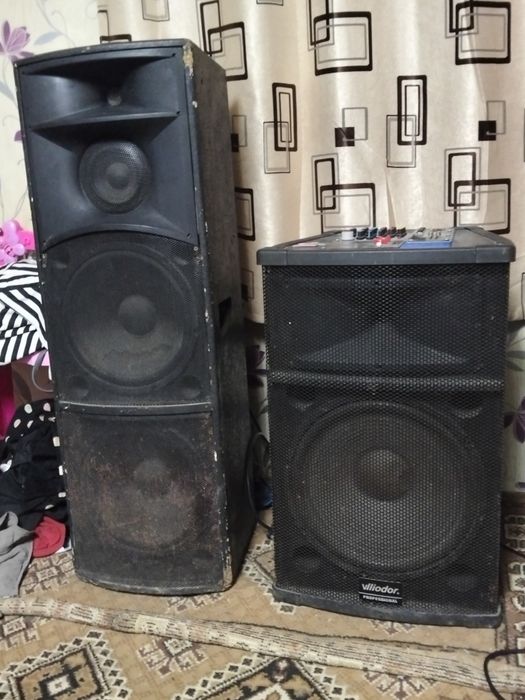 Se vinde mixer cu tot cu boxe in stare bunicica 2 boxe și un mixer bun