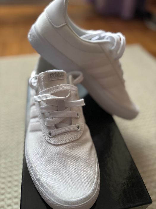 Tenesi Adidas noi femei