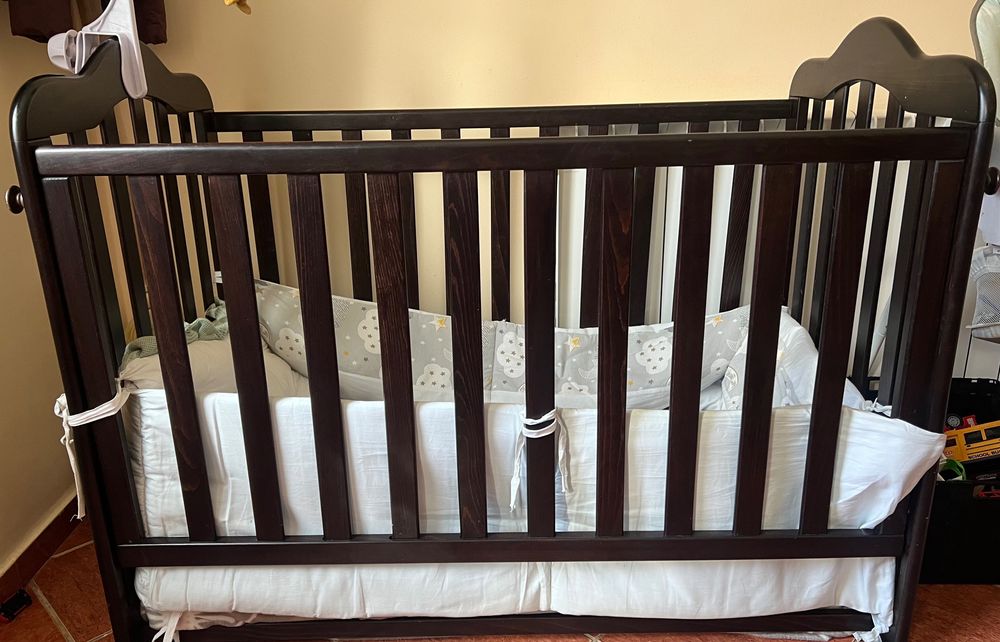 Vând pătuț maro bebe/copii+saltea+carusel