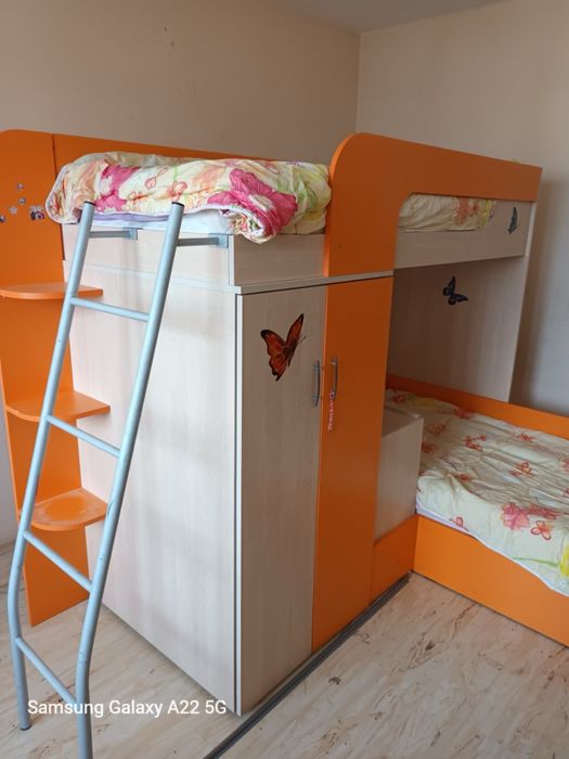 Детско двуетажно легло с гардероб