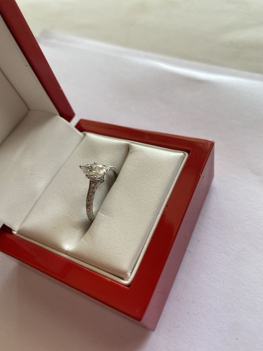 Продам кольцо с бриллиантом