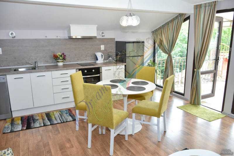 Чудесен тристаен апартамент във фамилна сграда