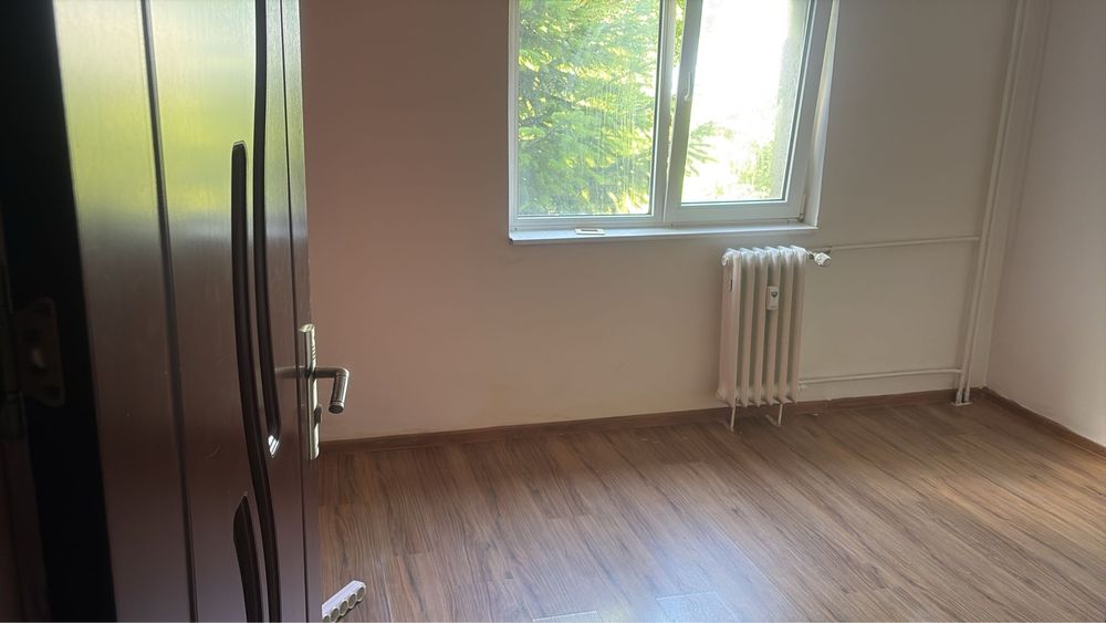 Vand apartament la etaj 2