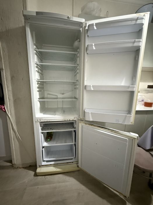 Продаю холодилник INDESIT