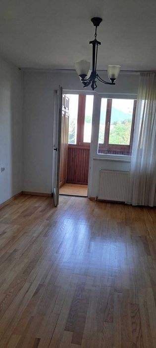 Apartament de vanzare 3 camere in Petrosani, str. Independentei, partial mobilat, doua balcoane (unul inchis), izolat termic interior