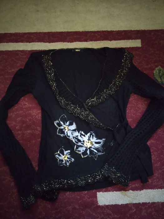 Продаётся женская нарядная кофточка. На 44-46 размер.