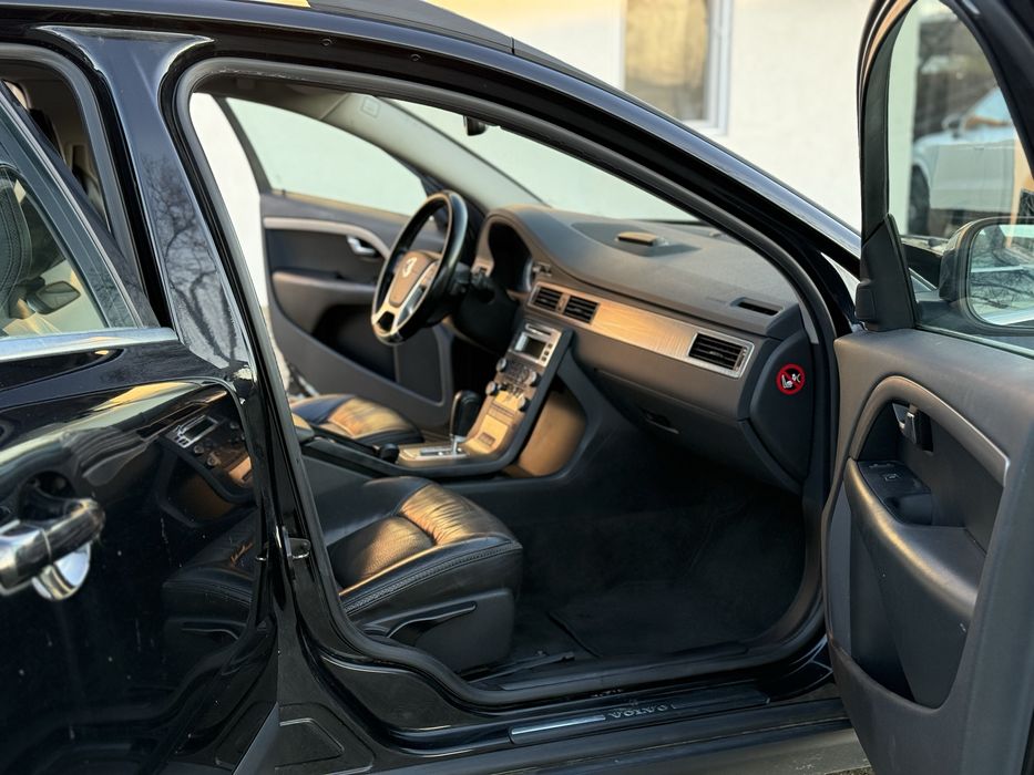 Volvo XC70 2.4 205 CP Automat 4X4 11/2010 SE POATE IN RATE