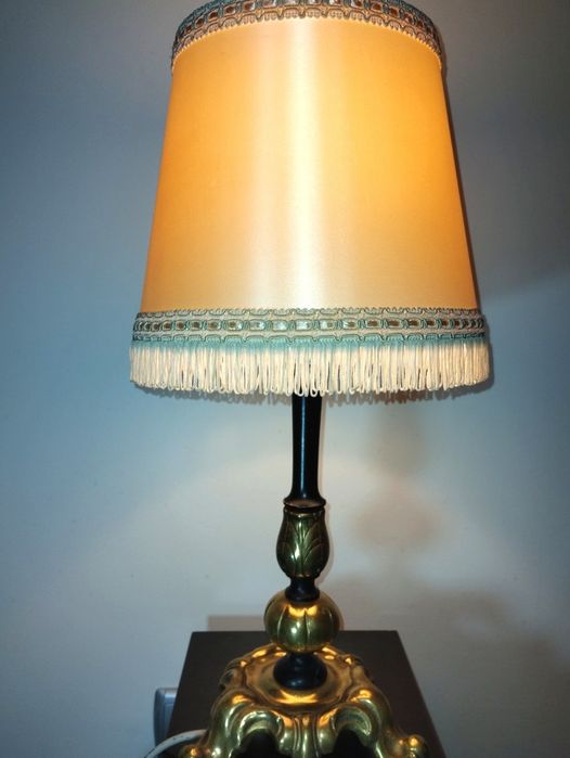 Много красива, винтидж настолна лампа. Ретро лампион и месингова осно