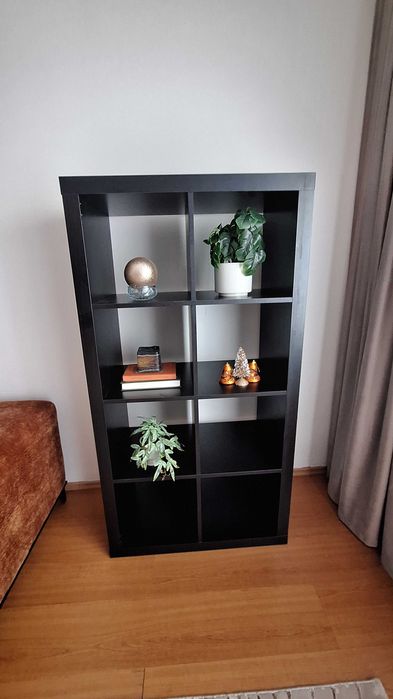 Raft Ikea din lemn masiv maro inchis cu 8 rafturi