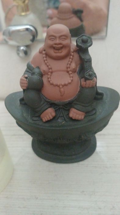 Статуэтка будды и форма ддя пенки в кофе