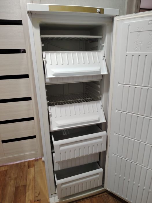 Продаю рабочий морозильник