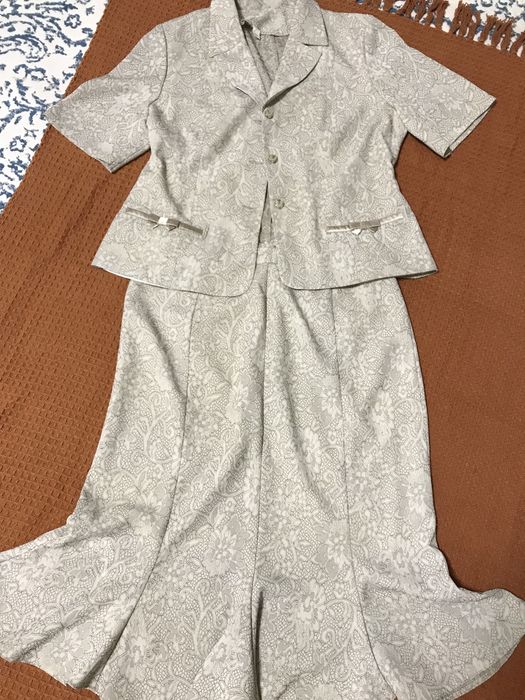 Продам женский костюм и платье