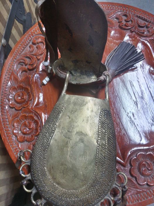 Антикварен бронзов съд.Обзавеждане