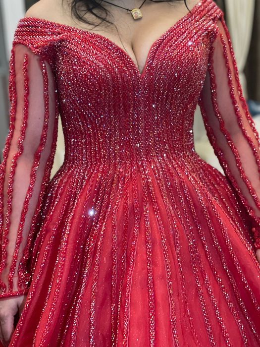 Продам шикарное платье  с шлейфом ручнои работы