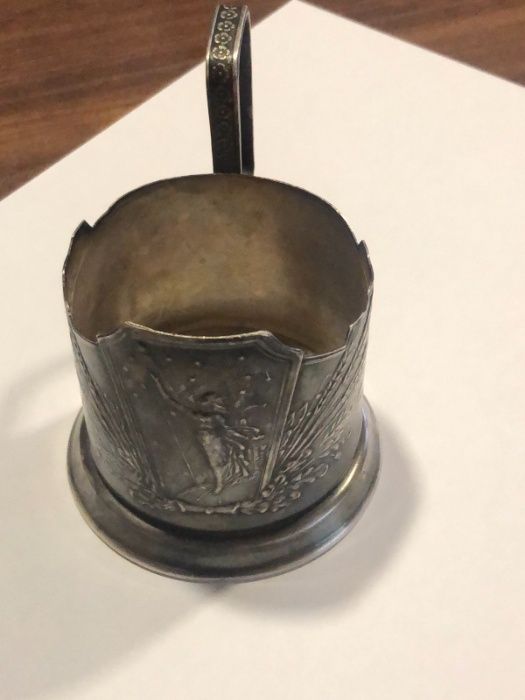 Сребърна поставка за чаша