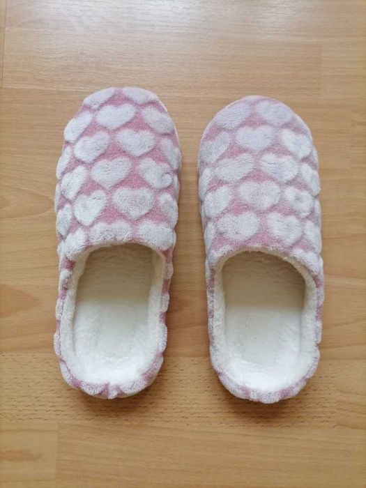 Papuci NOI frumosi si confortabili doar 49 ron