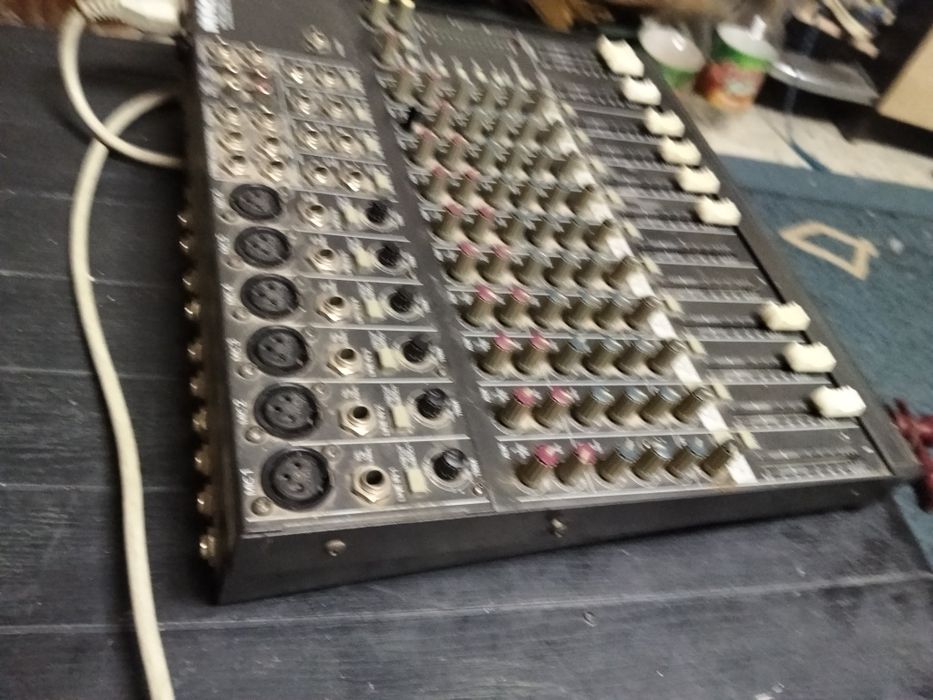 Se vinde mixer cu tot cu boxe in stare bunicica 2 boxe și un mixer bun