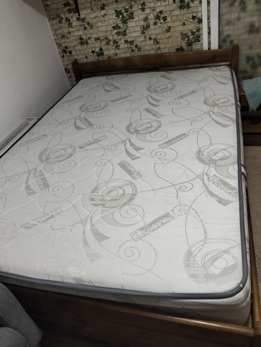 Pat matrimonial cu noptieră