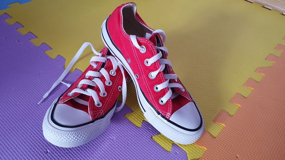 Teniși Converse.