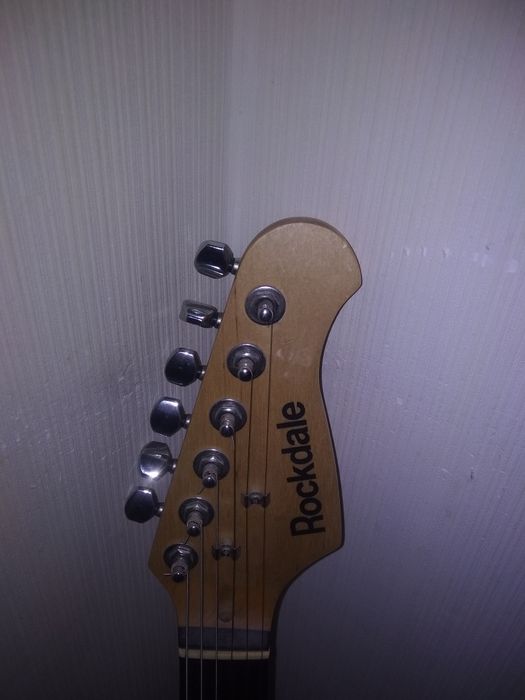 продам электро гитару
