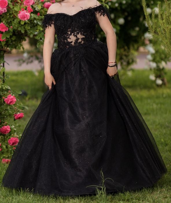 Черна бална рокля с тюл