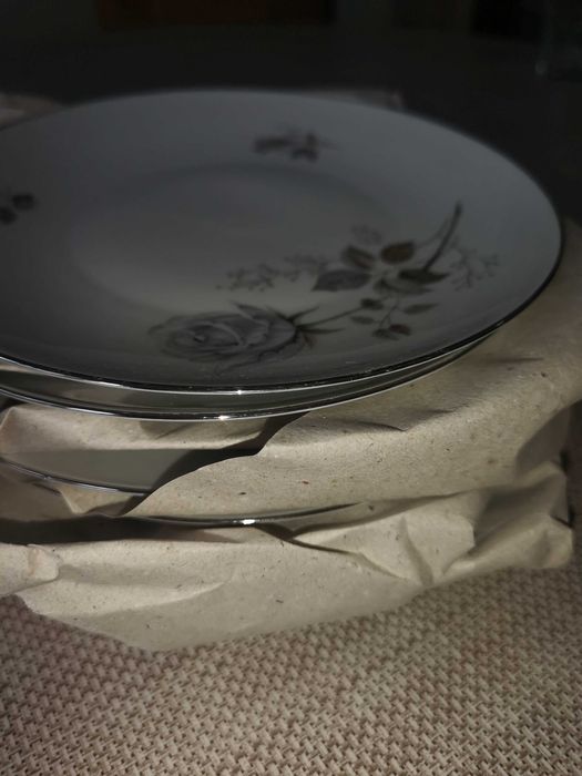 Нов комплект 8 десертни чинии от баварски порцелан