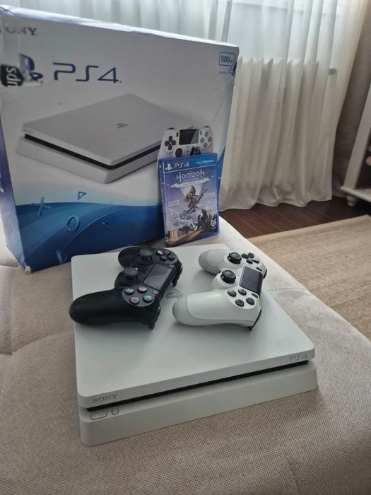 PS4 2 manete + 1 joc