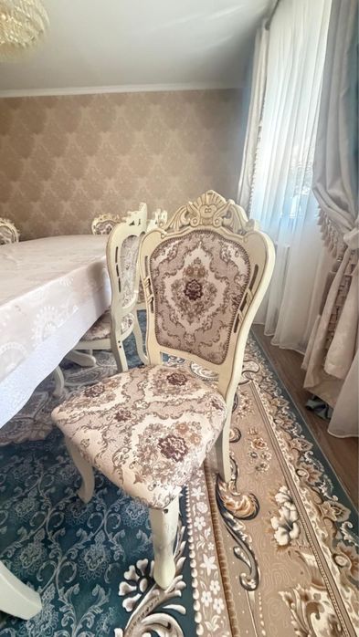 Стол и стуля для гостинной