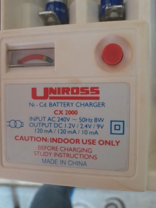 Зарядно за батерии уневерсално